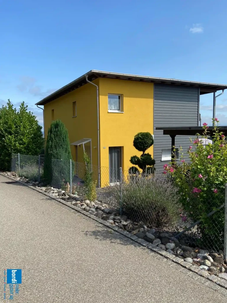 Fassadenrenovation in Riedholz – frisch renovierte gelbe Hausfassade durch Bordi Maler + Gipser AG