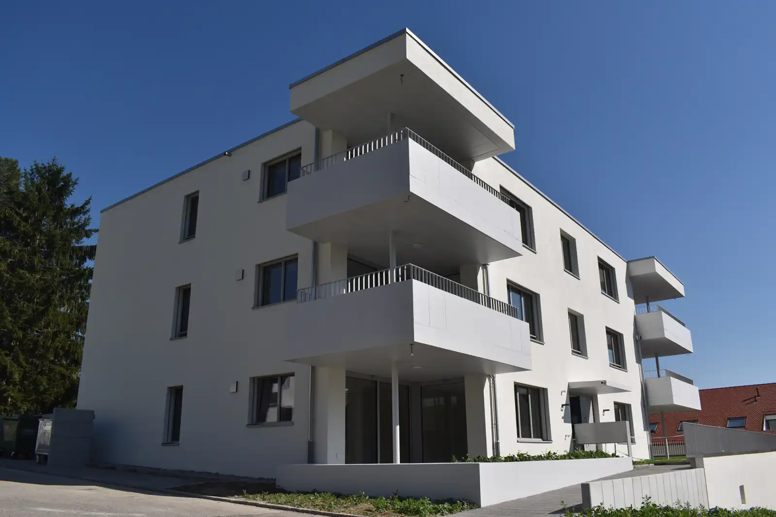 Umfangreiche Fassadensanierung und Fassadenanstrich eines modernen Neubau Mehrfamilienhauses in Oensingen durch die Bordi Maler + Gipser AG. Das Gebäude erhielt eine saubere, langlebige Fassadenbeschichtung, die sowohl Schutz als auch eine moderne Optik bietet.
