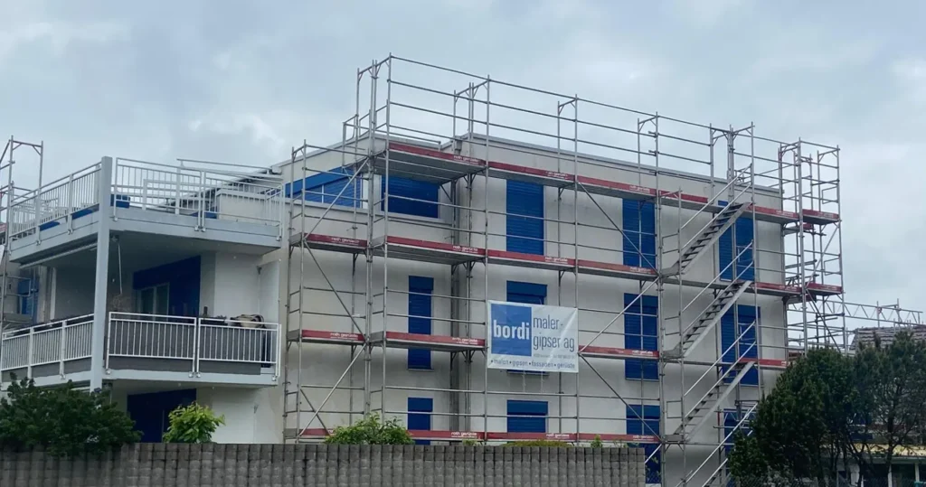 Fassadenrenovation mit Gerüst an Mehrfamilienhaus in Zuchwil bei Solothurn – bordi Maler + Gipser AG